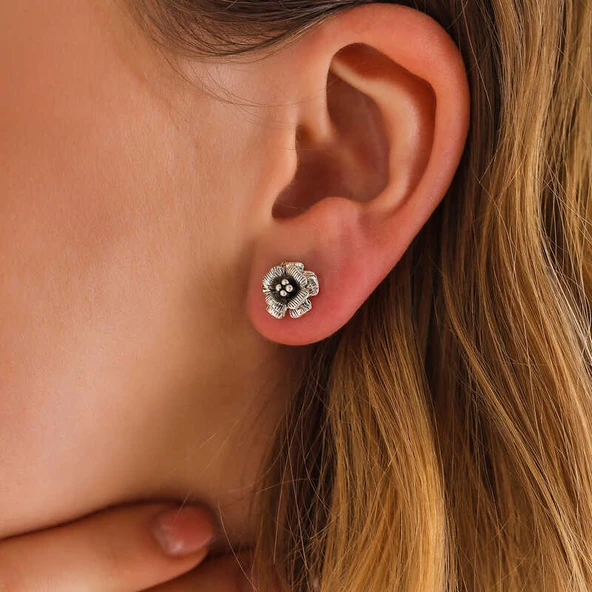 Gümüş Çivili Gül Kadın Küpe - Resim 2