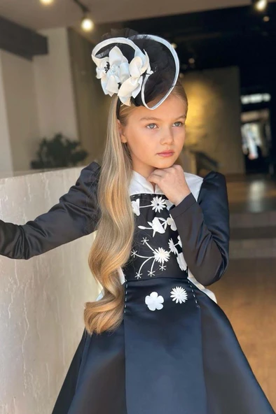 Kız Çocuk Sırtı Fermuar Detaylı Beyaz Renk Göğsü Papatya Detaylı Karpuz Kol Cepli Siyah Elbise - Resim 3