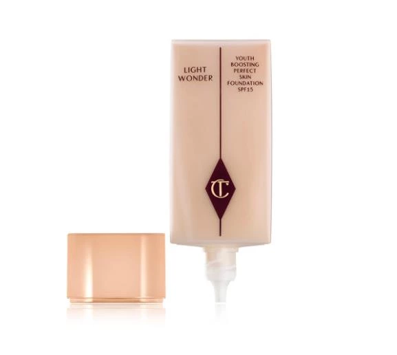 Charlotte Tilbury Light Wonder Fondöten - 3 Fair