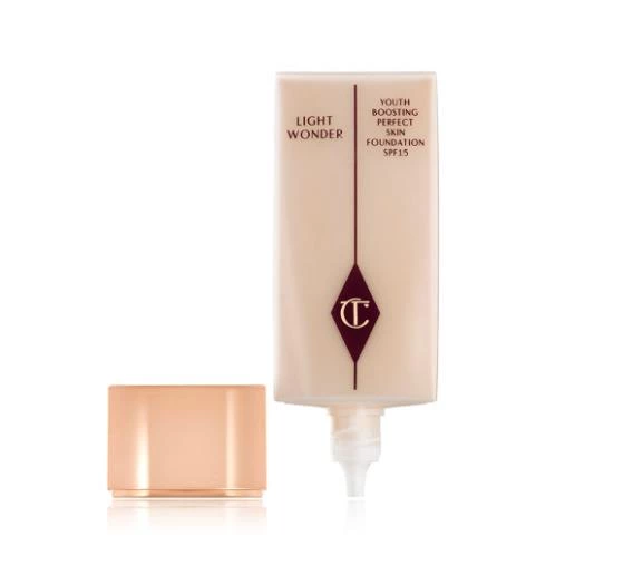 Charlotte Tilbury Light Wonder Fondöten - 2 Fair