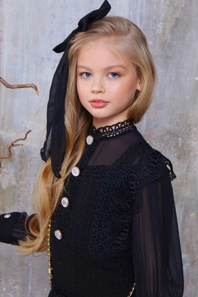 Kız Çocuk Omuzları ve Göğsü Güpür İşlemeli Taş Düğme Detaylı Şanel Siyah Elbise - Resim 4