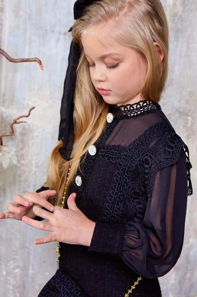 Kız Çocuk Omuzları ve Göğsü Güpür İşlemeli Taş Düğme Detaylı Şanel Siyah Elbise - Resim 3