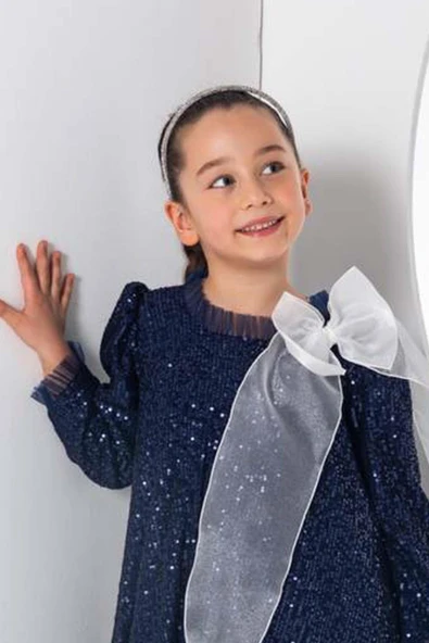 Kız Çocuk Yakası Tüllü Boydan Pulpayet İşlemeli Omuzu Fiyonk Detaylı Lacivert Elbise - Resim 8