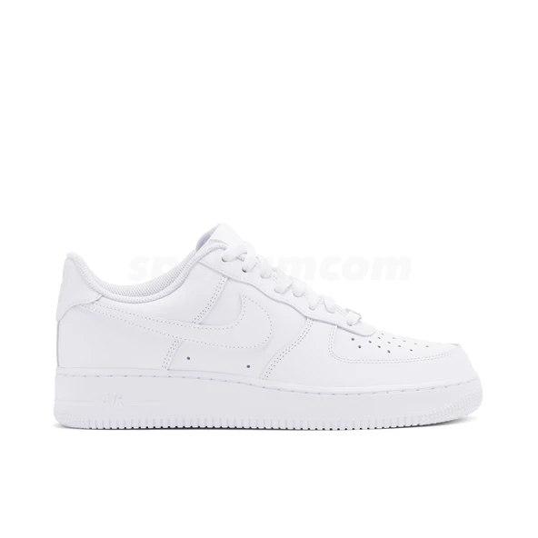 Nike Air Force 1 07 Triple White ürün görseli