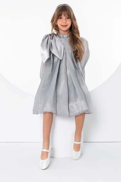 Kız Çocuk Omzu Kurdele Detaylı Yakası Fırfırlı Şerit Pullu Pileli Gümüş Elbise - Resim 3