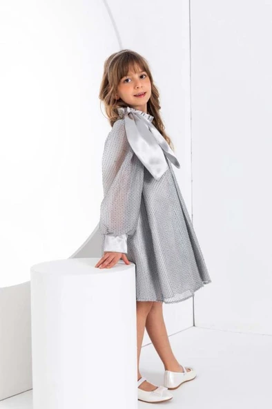 Kız Çocuk Omzu Kurdele Detaylı Yakası Fırfırlı Şerit Pullu Pileli Gümüş Elbise - Resim 2