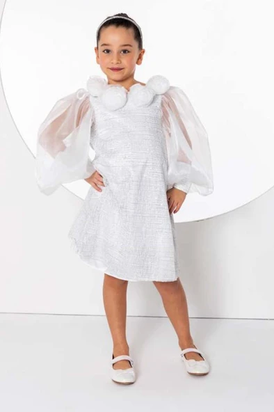 Kız Çocuk Yakası Boydan Gül Broş Detaylı Bilekleri ve Üzeri Pullu Karpuz Kollu Beyaz Elbise ürün görseli
