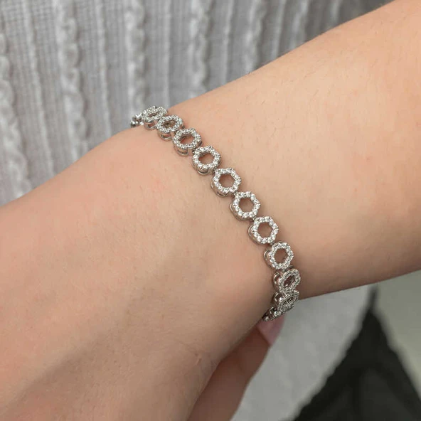 Gümüş Çember Beyaz Taşlı Su Yolu Kadın Bileklik ürün görseli