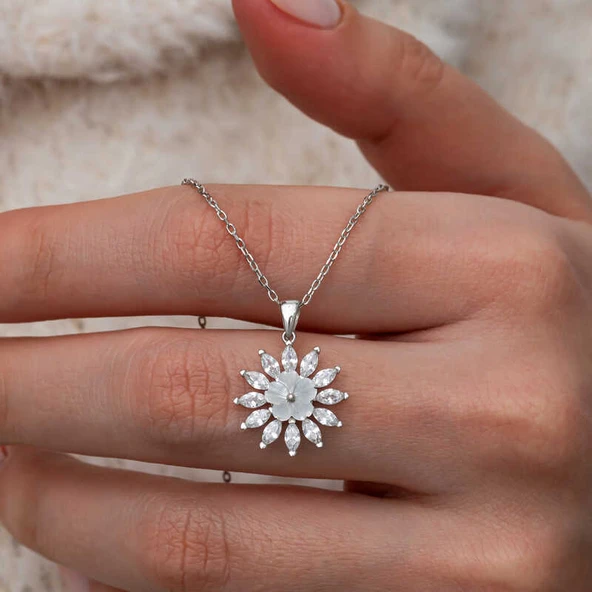 Gümüş Beyaz Manolya Çiçeği Kadın Kolye ürün görseli 1