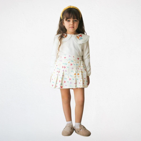 Çiçek İşlemeli Yaka Bluz ve Çiçek Desenli Etek Takım