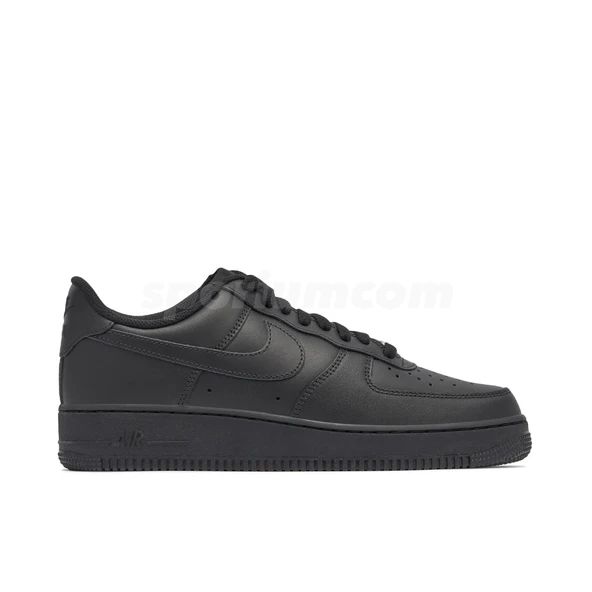 Nike Air Force 1 07 Triple Black ürün görseli