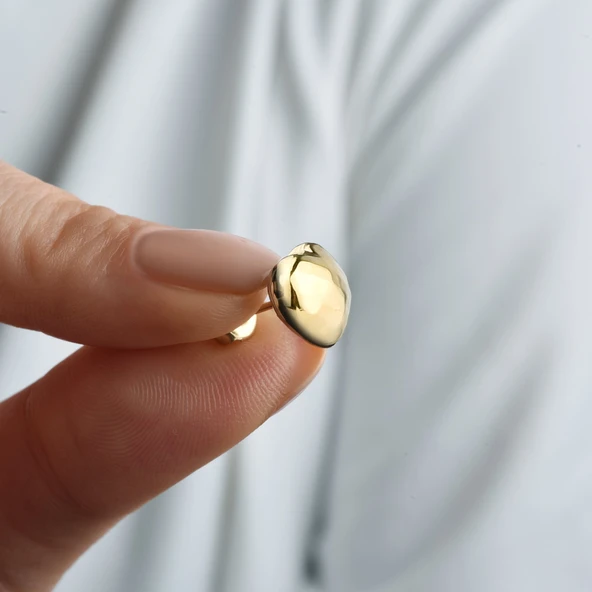 14 Ayar Altın Kaplama Minimal  Desenli Kalp Gümüş Küpe - E00286 - Resim 3