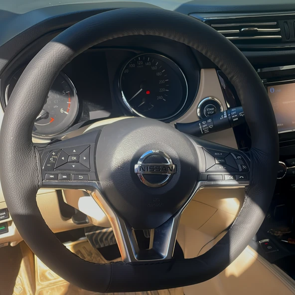 DİKİŞLİ DİREKSİYON KILIFI SİYAH DERİ SİYAH DİKİŞLİ NİSSAN X-TRAİL İÇİN ürün görseli