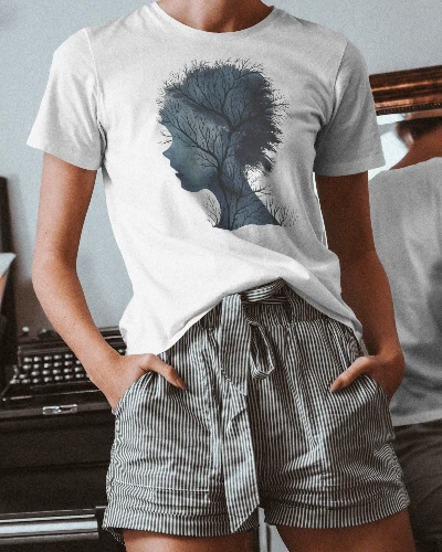 Doğa ve Kadın Silueti Baskılı Kadın Tişört Sanatsal ve Şık Tasarım