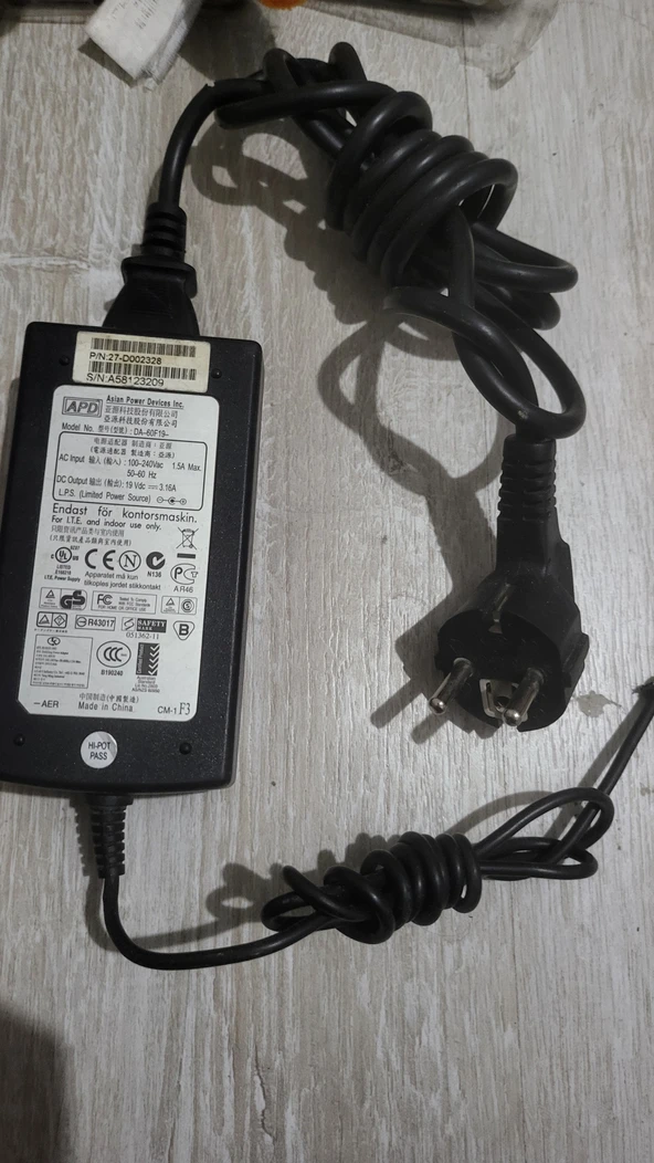 19 volt 3.12 amper kuvvetli kaliteli adaptör akü şarjına uygun ikinci el - 3