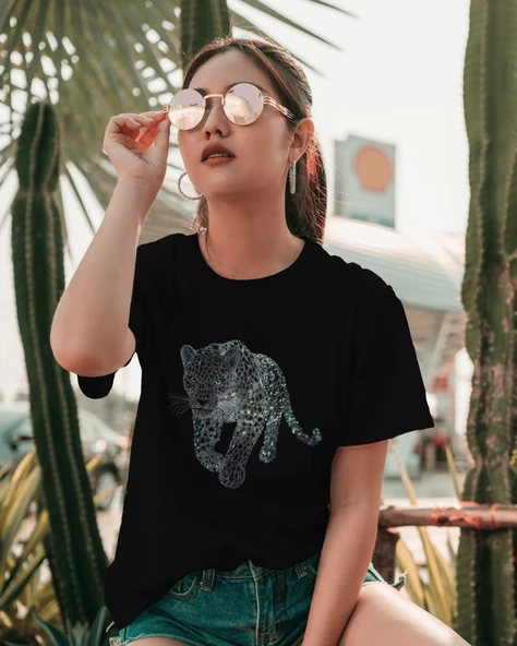 Siyah Panter Baskılı Beyaz Kadın Tişört  Güçlü ve Şık Stil