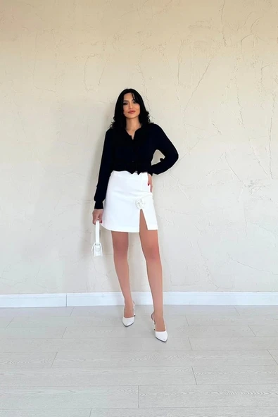 Ekru Yırtmaçlı Gül Detaylı Mini Etek