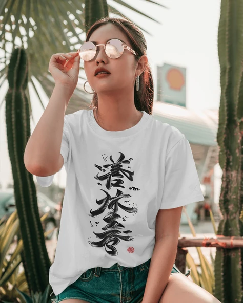 Japon Kaligrafi Baskılı Beyaz Kadın Tişört   Minimalist ve Şık Tasarım