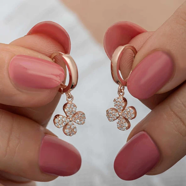 Özel Kutu ve Gümüş Bezi İle ​Gümüş Rose Sallantılı Yonca Kadın Küpe
