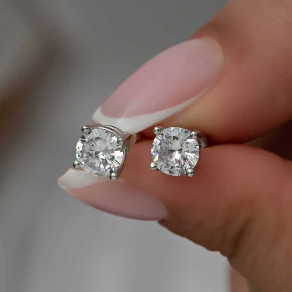 Özel Kutu ve Gümüş Bezi İle ​Gümüş 6 mm Beyaz Zirkon Tek Taş Kadın Küpe