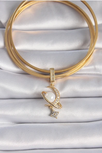 Pirinç Gold Renk Zirkon Taş Detaylı Hilal Model Sallantı İncili Ajda Charm - TJ-BC1012 - 2