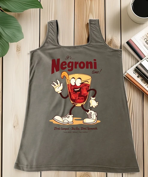 Its Negroni Time Eğlenceli Kokteyl Baskılı Kadın Atlet   Renkli ve Neşeli Yaz Stili