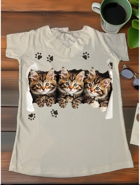 Üçlü Yavru Kedi ve Pati Baskılı V Yaka Kadın Tişört Tatlılığı Üzerinde Taşı