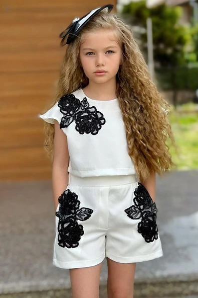 Kız Çocuk Omzu Düğmeli Çiçek İşlemeli Beyaz Şortlu Takım - Resim 2