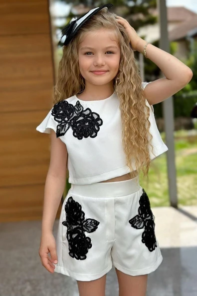 Kız Çocuk Omzu Düğmeli Çiçek İşlemeli Beyaz Şortlu Takım - Resim 3