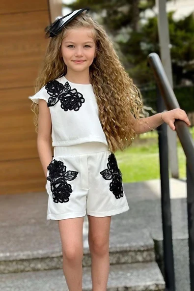 Kız Çocuk Omzu Düğmeli Çiçek İşlemeli Beyaz Şortlu Takım ürün görseli
