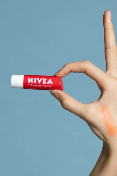 NIVEA Dudak Bakım Kremi Ve Dudak Parlatıcı 4.8gr, Çilek Kokusu, 24 Saat Nemlendirici, Hafif Kırmızı Işıltı - 5