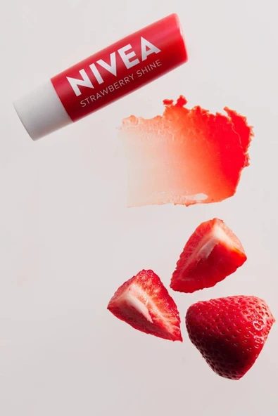 NIVEA Dudak Bakım Kremi Ve Dudak Parlatıcı 4.8gr, Çilek Kokusu, 24 Saat Nemlendirici, Hafif Kırmızı Işıltı - 4