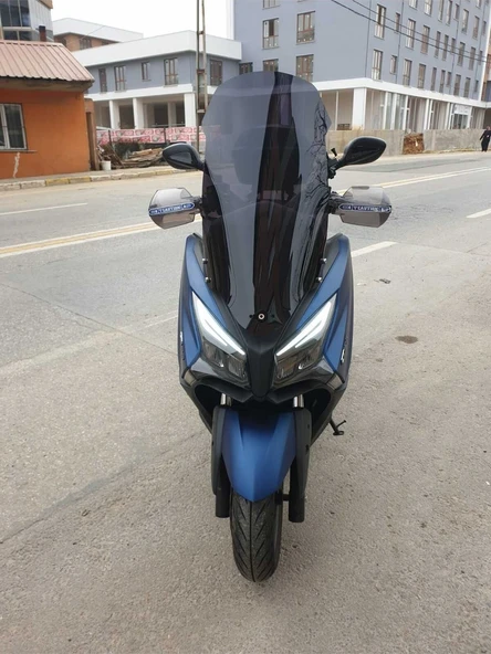 Motocam Kymco Xtown 250 İ Siperlik Ön Cam 2020 2024 Model 83cm Siyah Renkli 4mm Uzun Cam