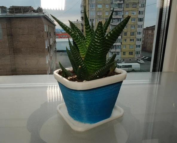 Byr3D Kullmış Tıbbi Maskelerden Basılmış Bir Saksı. 3D846976 Sadece Plastik Aparattır