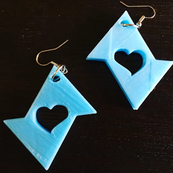 Byr3D Üçgen Kalp Küpe T1218744 Sadece Plastik Aparattır