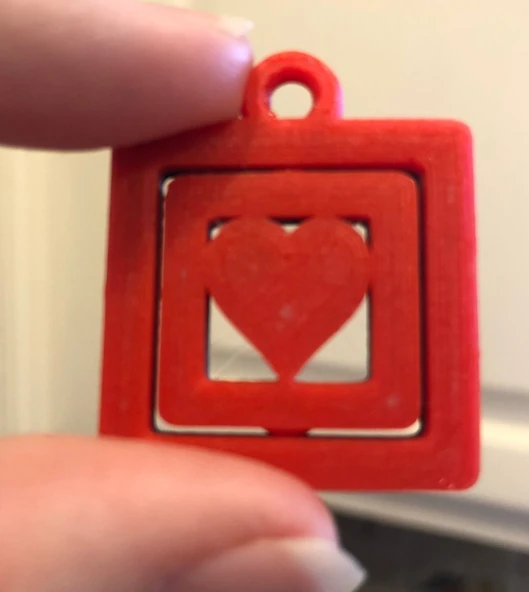 Byr3D Kırık Kalp Kolye T2763484 Sadece Plastik Aparattır