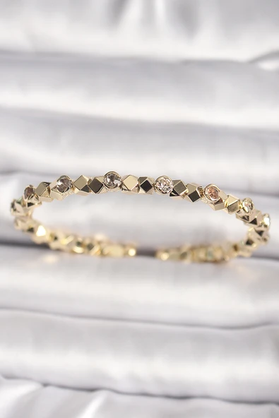 Pirinç Gold Renk Zirkon Taşlı Küp Dorika Model Kadın Bileklik - TJ-BB6635