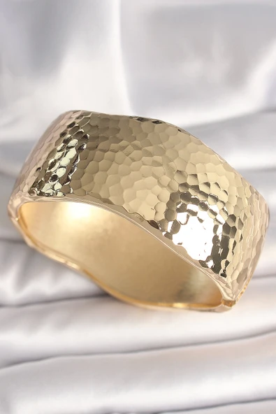 Pirinç Gold Renk İşleme Desenli Kadın Kelepçe - TJ-BB6858