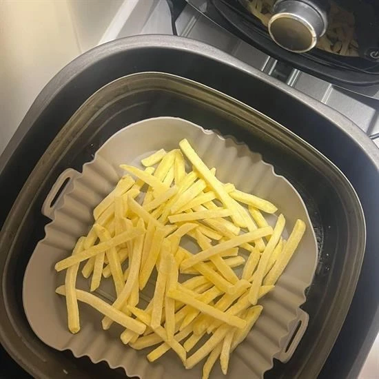 MERGEN STORE Renkli Isıya Dayanıklı Yıkanılabilir Silikon Fırın  Airfryer Kare Model Pişirme Matı 20 cm - 6