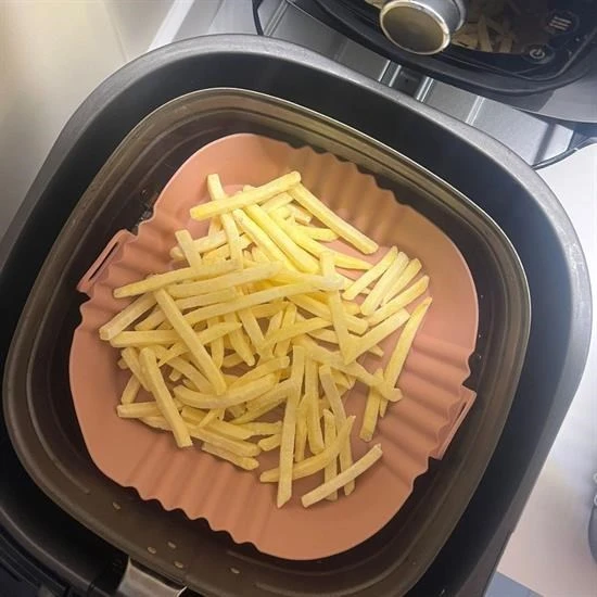 MERGEN STORE Renkli Isıya Dayanıklı Yıkanılabilir Silikon Fırın  Airfryer Kare Model Pişirme Matı 20 cm - 5