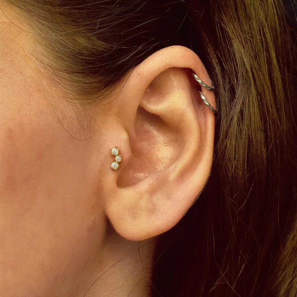 Üç Taşlı Tragus Altın Küpe