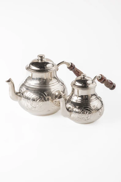 DMT Gaziantep Bakır Çaydanlık Takımı AĞIR EL İŞLEMELİ Alt:14,5cm üst:10,5cm Toplam:2,6 lt Ahşap kulp - 2