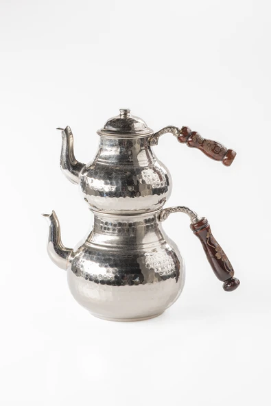 DMT Gaziantep Bakır Çaydanlık Takımı AĞIR EL DÖVMESİ Alt:14,5cm üst:10,5 cm Toplam:2,6 lt Ahşap kulp - 2