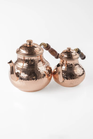 DMT Gaziantep Bakır Çaydanlık Takımı AĞIR EL DÖVMESİ Alt:14,5cm üst:10,5 cm Toplam:2,6 lt Ahşap kulp