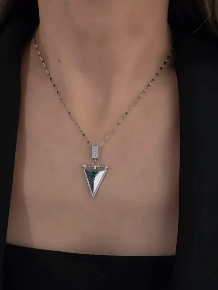 Zümrüt Yeşili Üçgen Zirkon Taşlı Silver Renk Kolye ürün görseli
