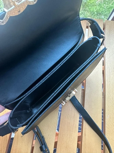 Jass Siyah Rengi Kilit Aksesuarlı ve Kapaklı Model Ayarlanabilir Askılı Kadın Çanta - Resim 3