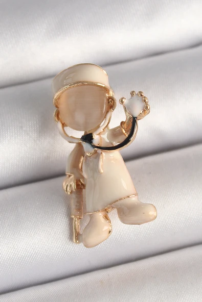 Pirinç Gold Renk Beyaz Mineli Doktor Model Kadın Broş - TJ-BR428