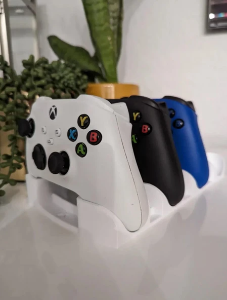 Xbox One / Series X|S Oyun Kumandası için Şık Siyah Dörtlü Stand - Dayanıklı Plastik Tasarım