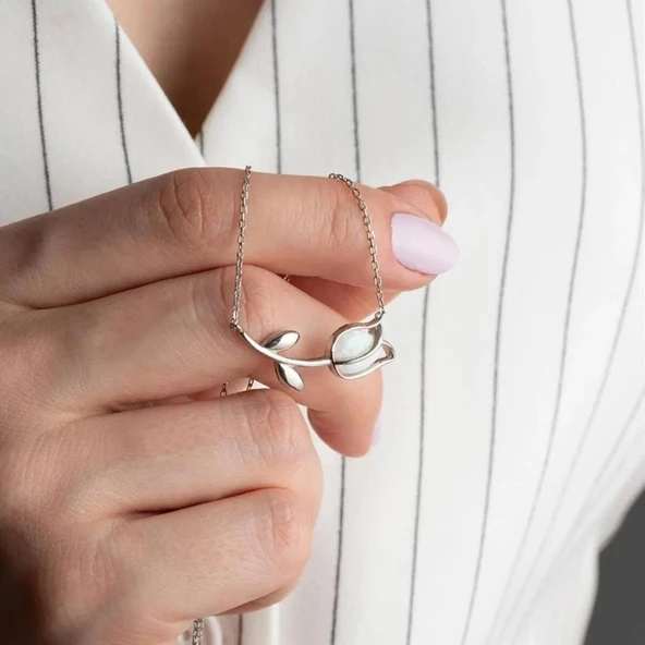 Vaoov 925 Ayar Gümüş Beyaz Opal Taşlı Lale Kolye ürün görseli