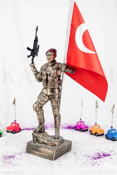 BORDO BERELİ TÜRK BAYRAKLI HEYKEL 35CM